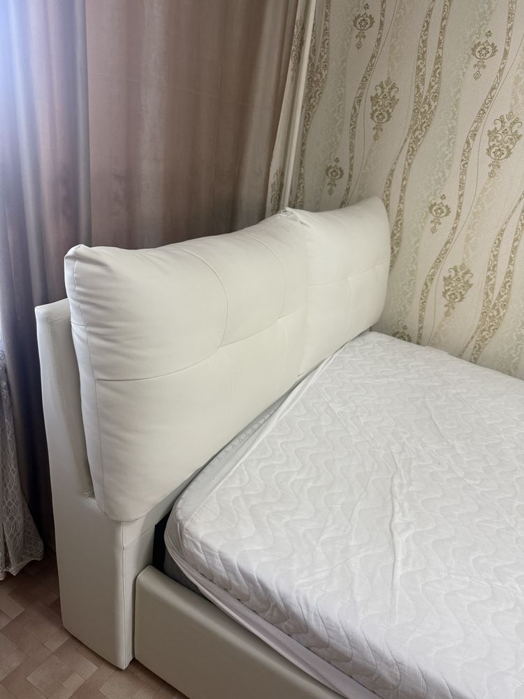 Продам спальный гарнитур