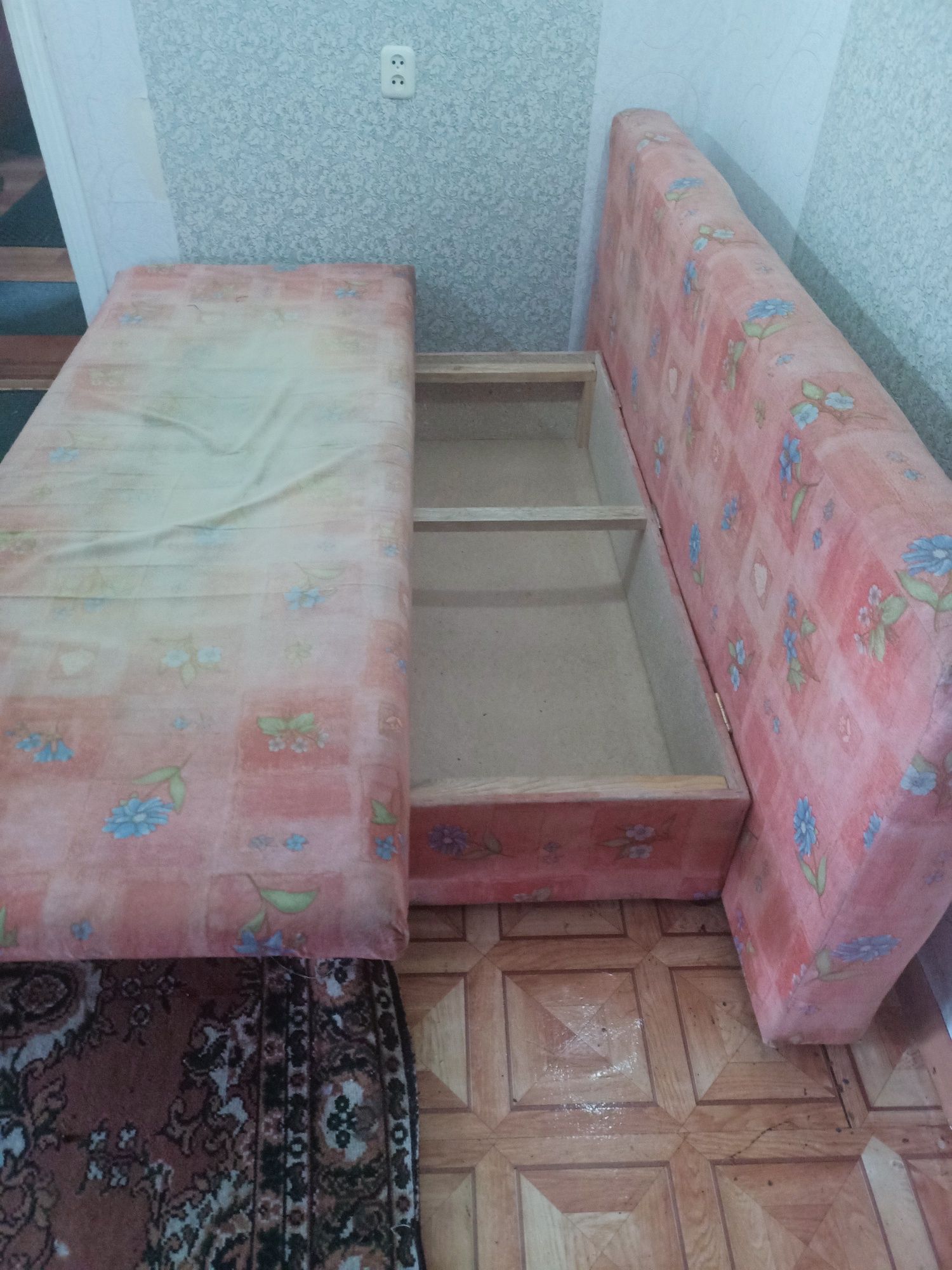 Продам мягкий уголок.
