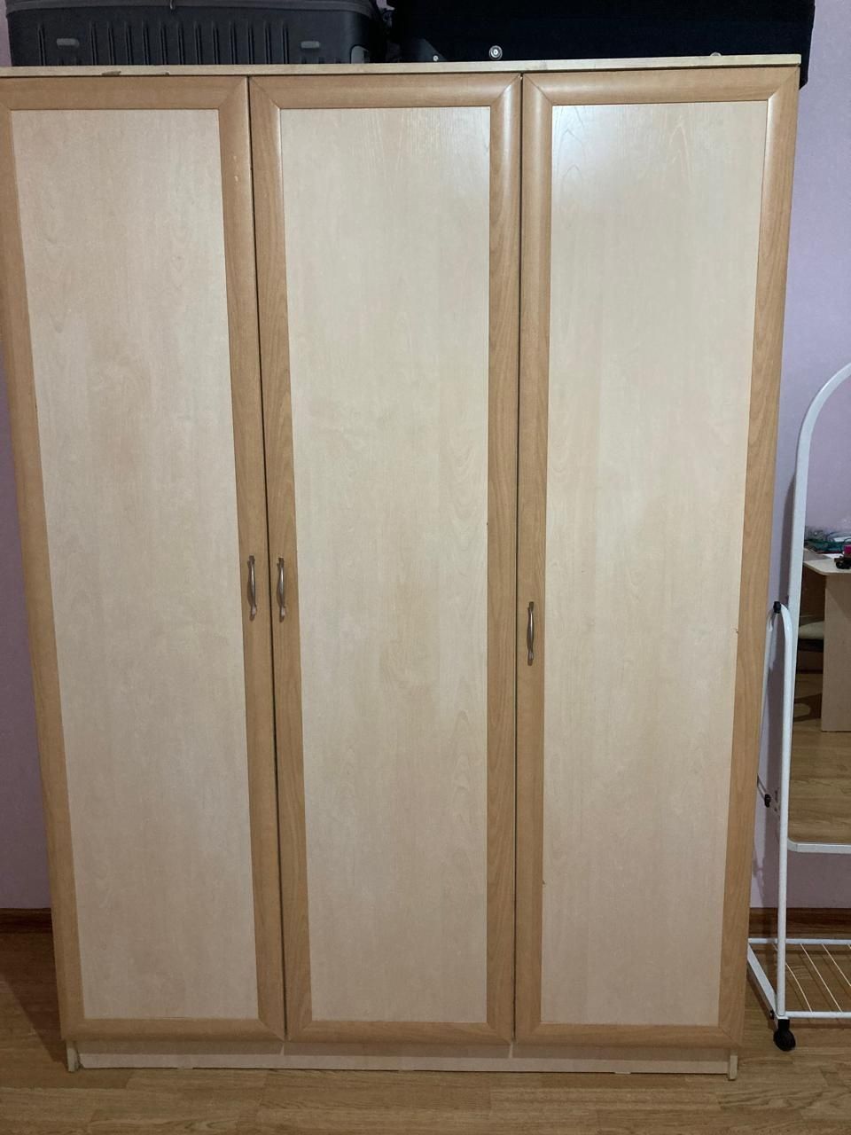 Продам шкаф и письменный стол в хорошем состоянии.