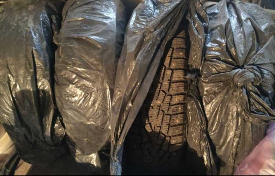 Покрышки с дисками на ниву