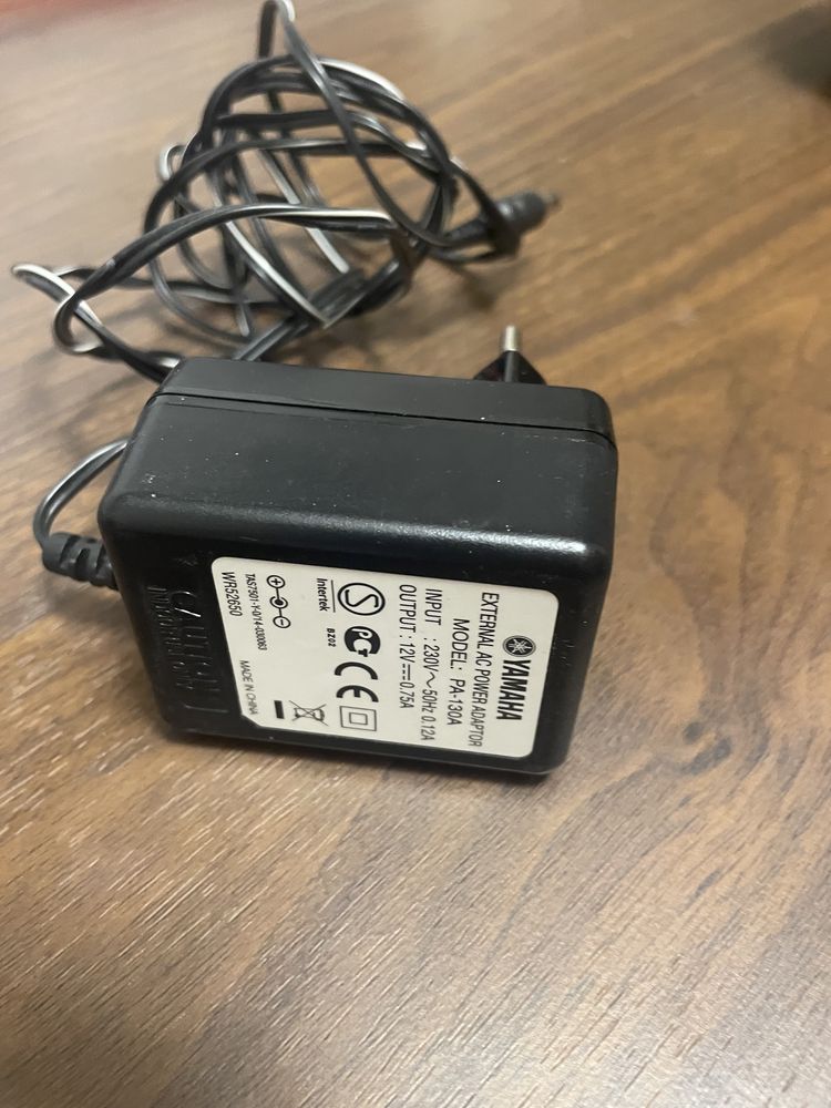 Продаю синтезатор Yamaha psr r-300