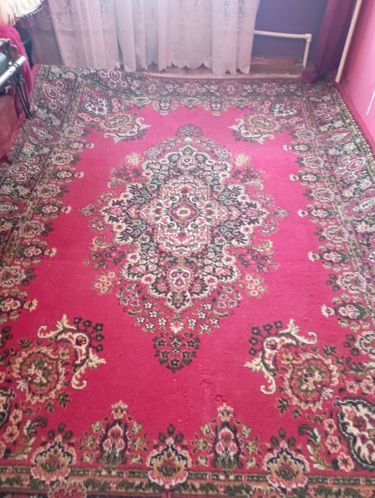 Продаются ковры.
