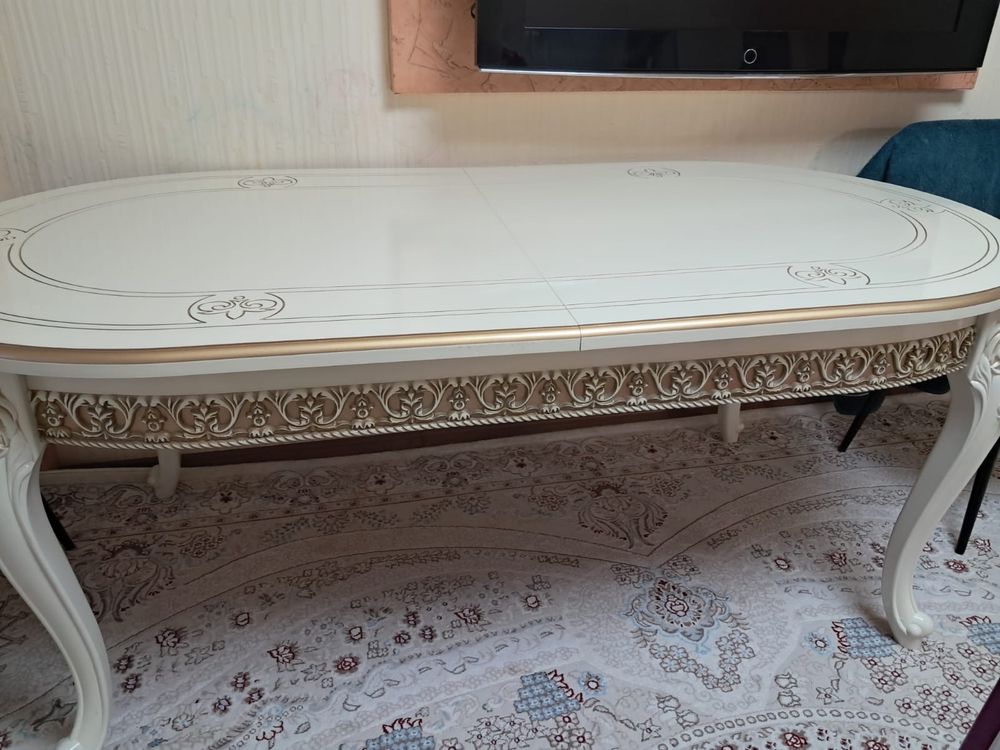 Продам стол и холодильник в хорошем состоянии