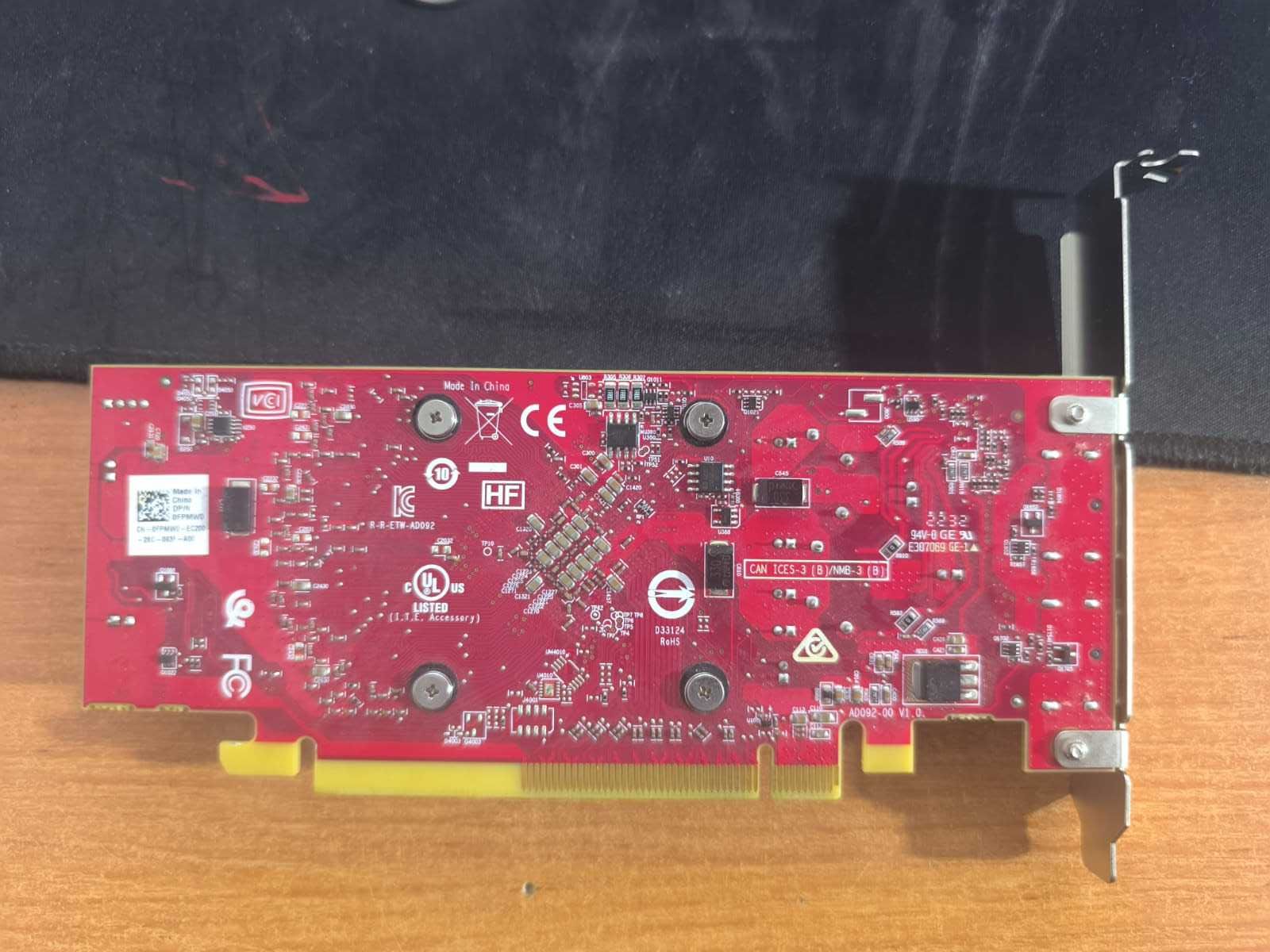 Видеокарты AMD Radeon 550 память 2ГБ, 2 х Display Port. Количество.