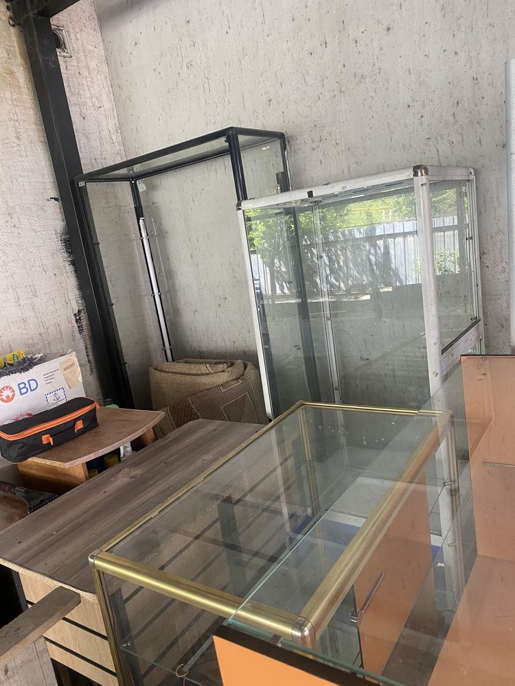 Продам витрины,бегущая строка,столы -160к за все