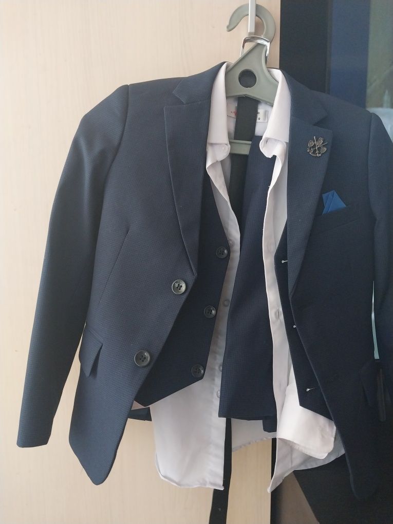 Продам костюм тройка, размер 28