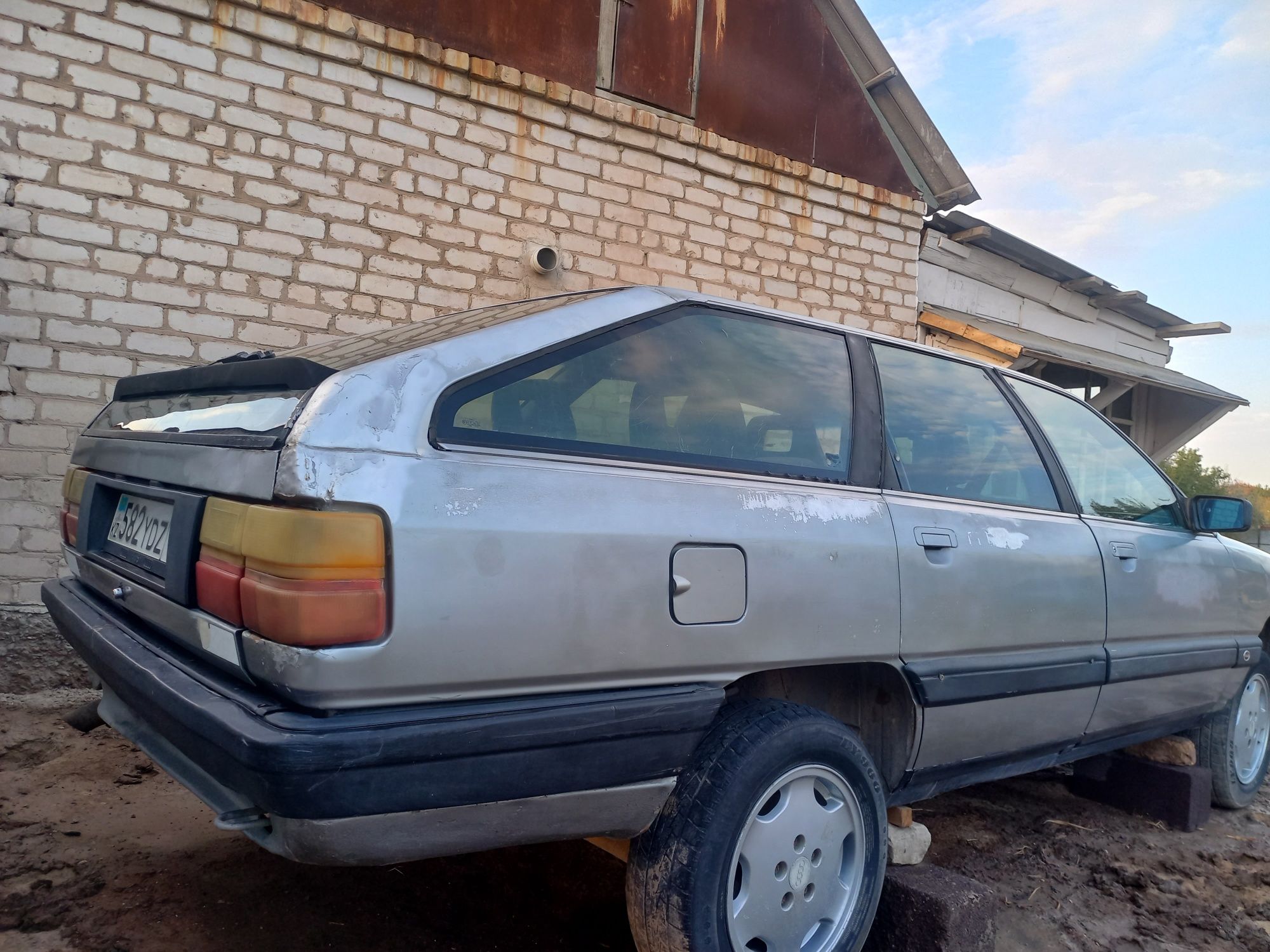Automobile audi 100 селёдка