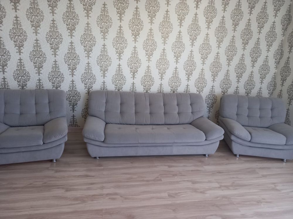 Продам Диван с креслами