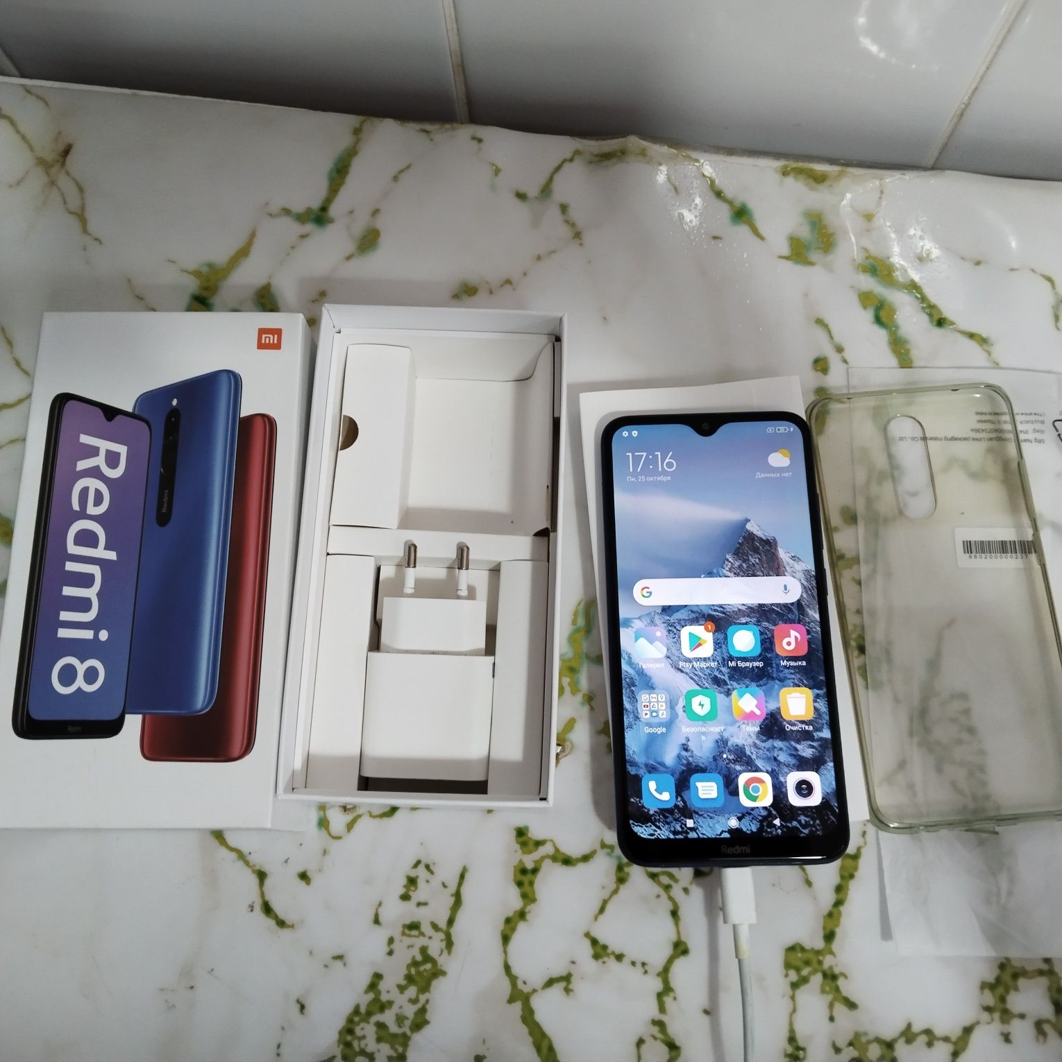 Продам смартфон Ксяуми redmi 8, почти новый