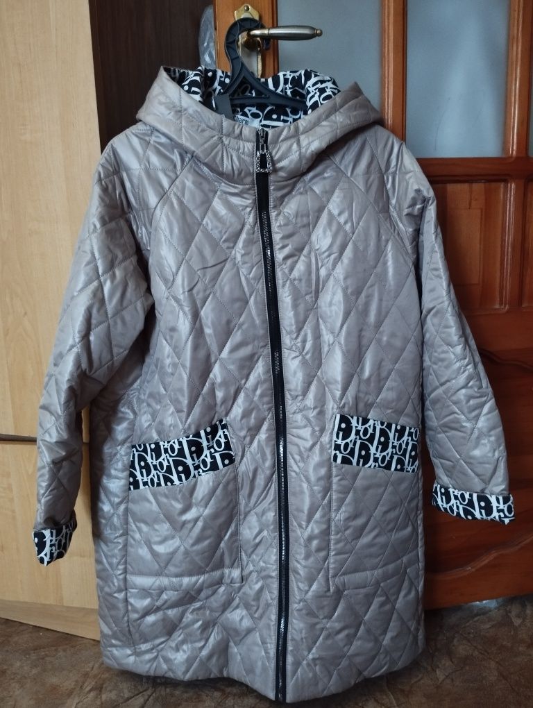 Продам куртку весеннюю , лёгкая, удобна, удлиненная,