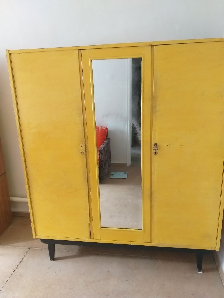 Тумбочка, диван, шкаф
