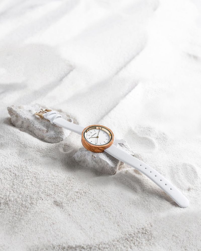 Белые ecowatch из экзотического Эбена с кожаным ремешком