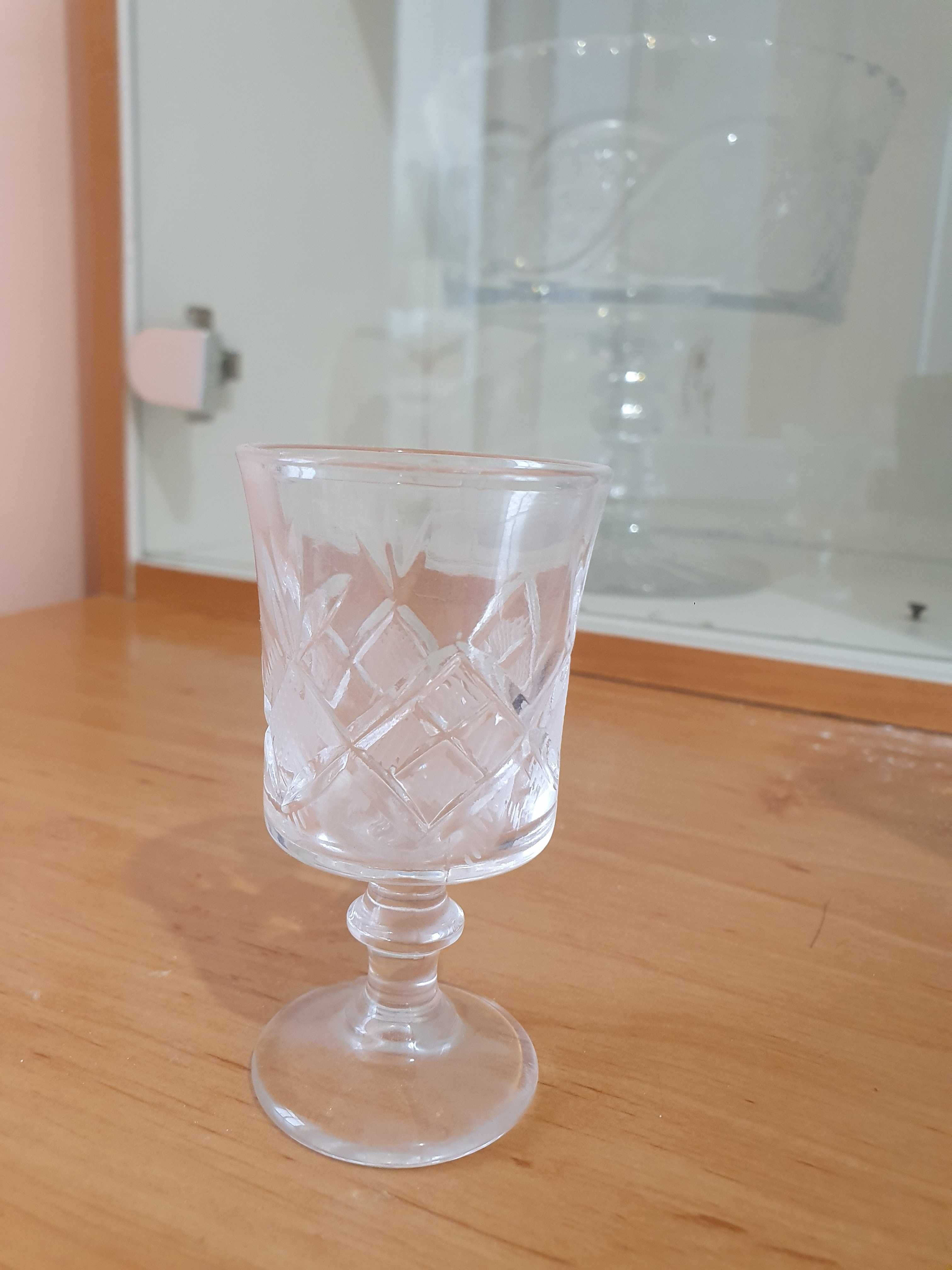 Стаканы , рюмки.