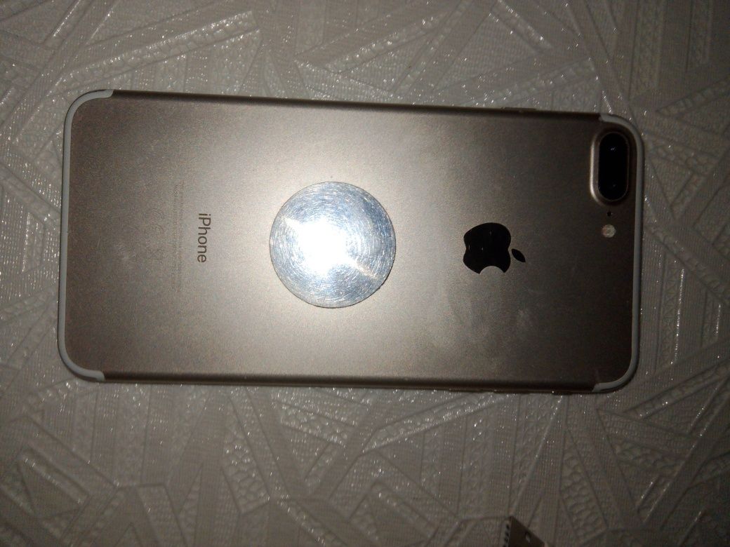 Продам айфон 7+ в хорошем состоянии