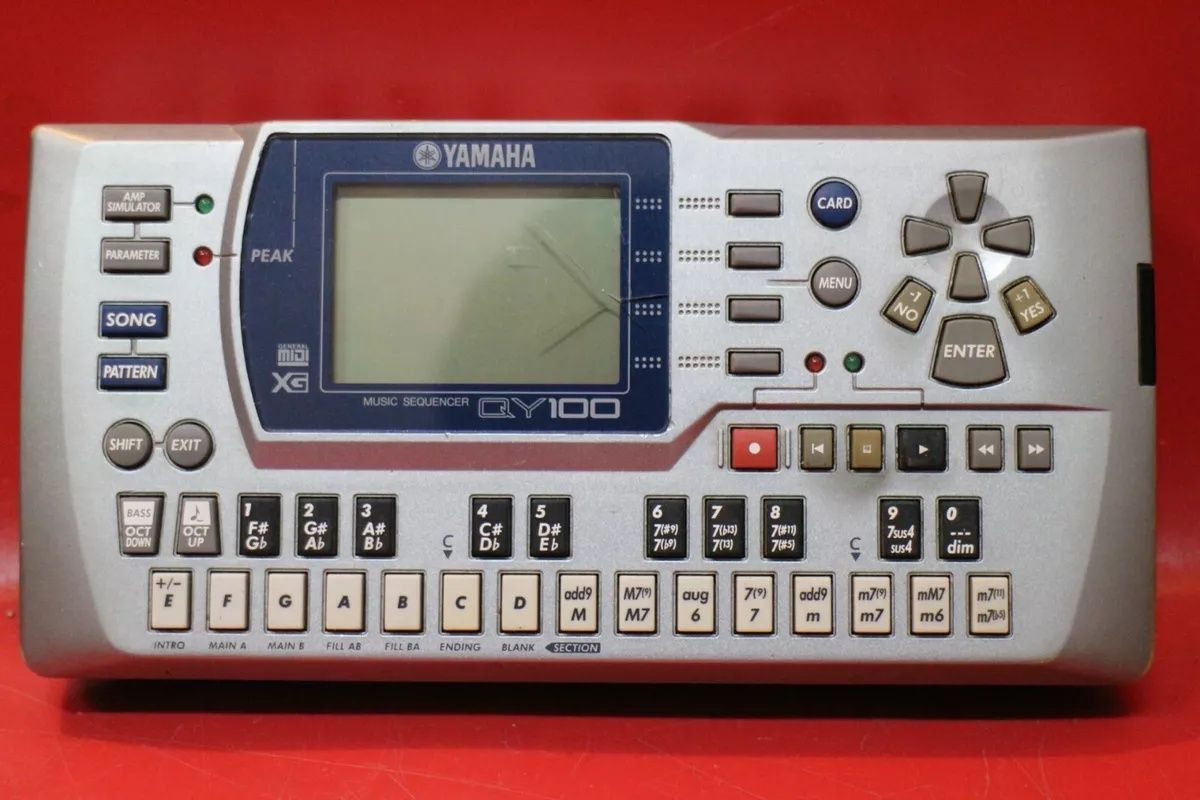 Звуковой модуль ( секвенсор ) Yamaha QY-100.