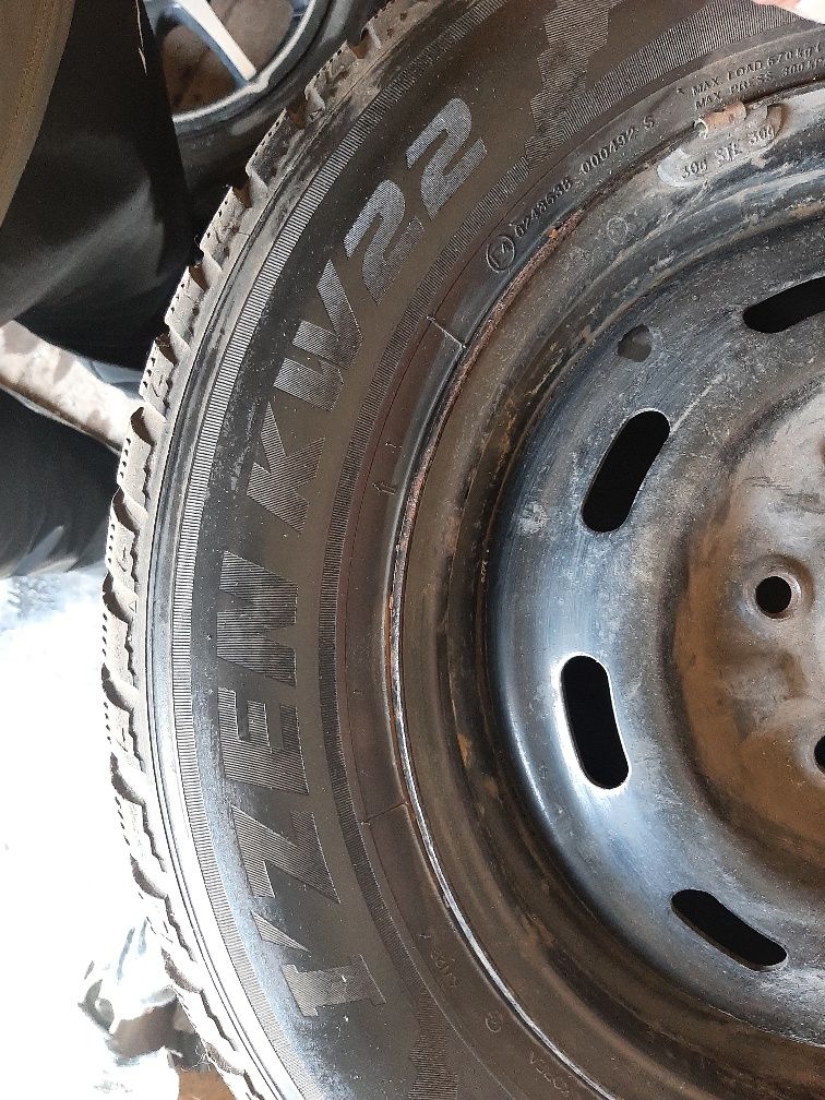 Продам 4 диска R15 с зимней резиной на 205/65/R15