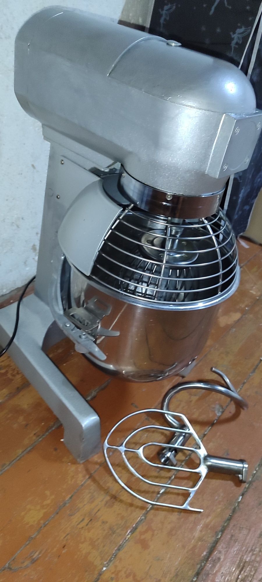 Продам б/у Миксер  (срочно)