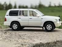Модель автомобиля Toyota land Cruiser 100