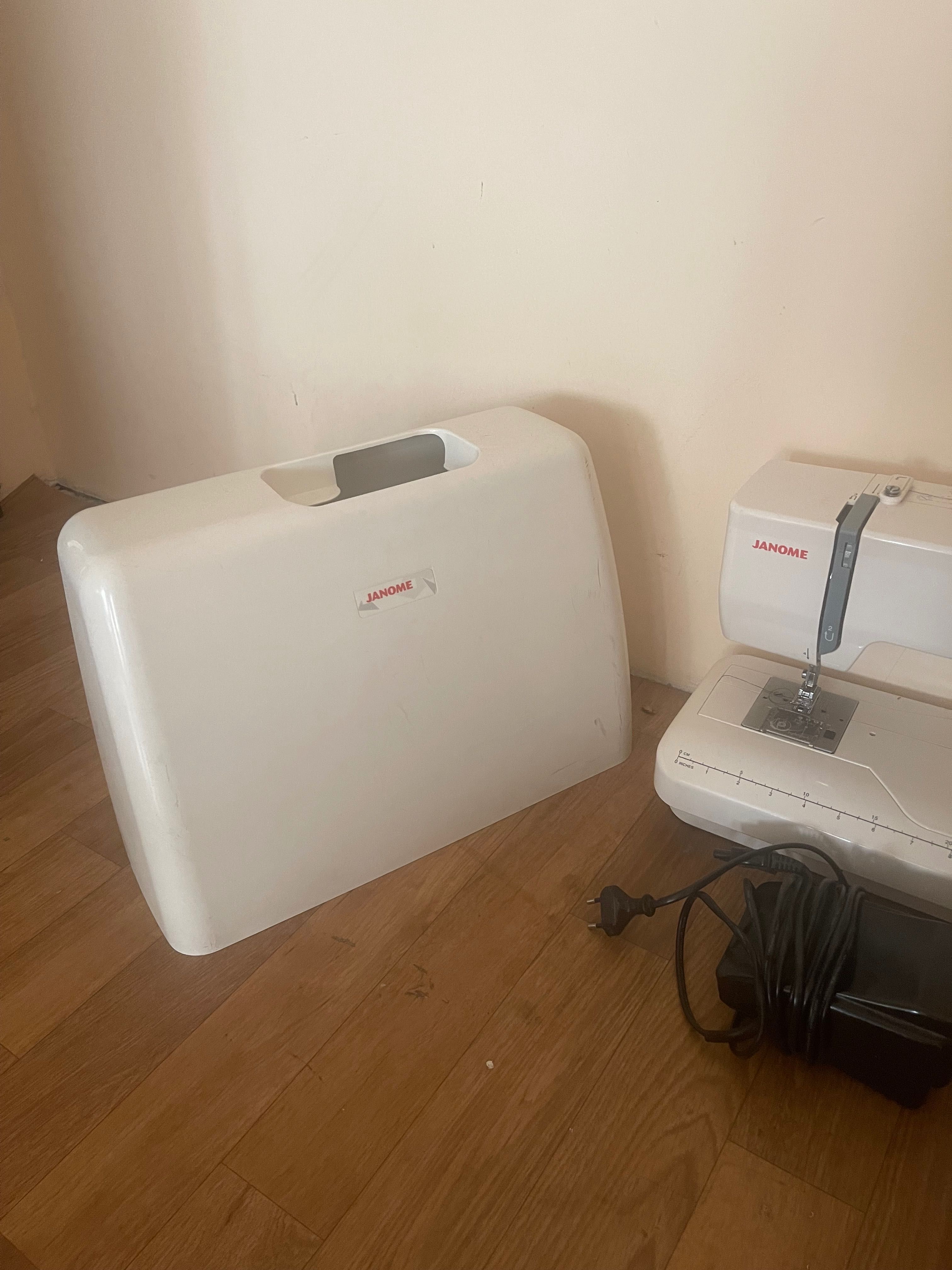 Электрическая швейная машина Janome Sewist 525S
