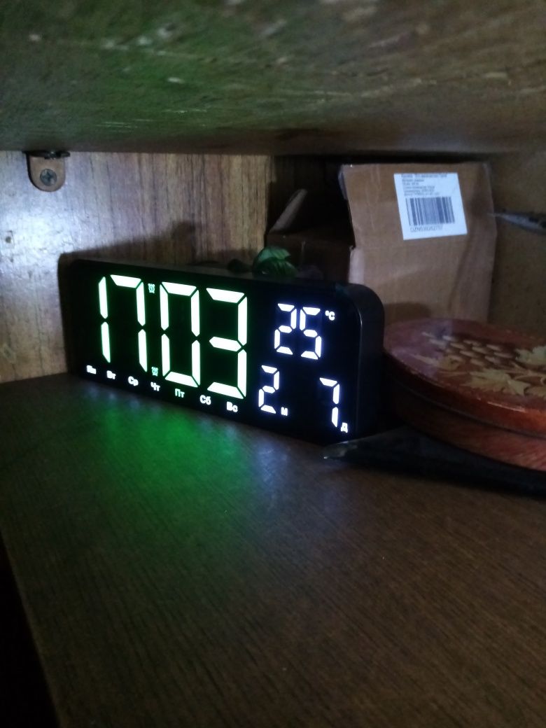 Продам светодиодные часы. Показывают дни недели на русском языке,