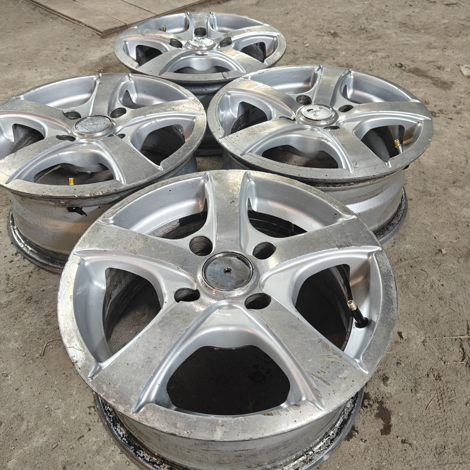 R14 PCD 4*114,3 Комплект легкосплавных дисков