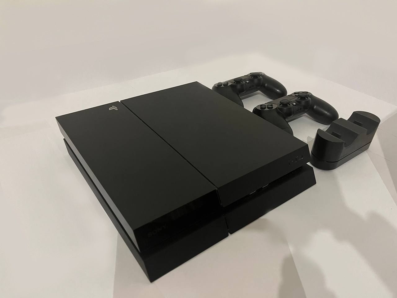 PlayStation 4 (PS4) + 2 джойстика, зарядка, 8 игр – отличное состояние
