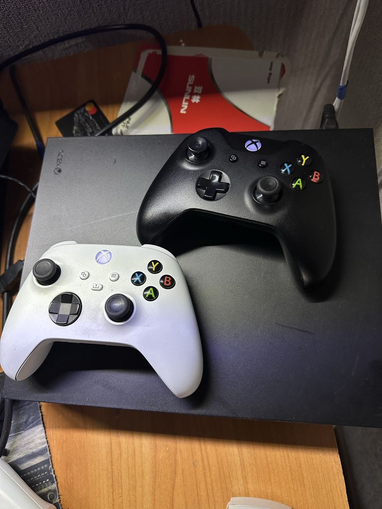 Xbox One X 1TB+17 игр +2  джойстика