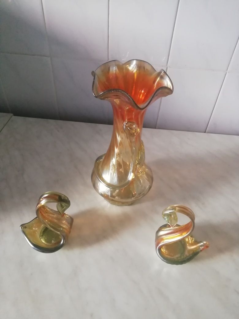 Продам вазу и 2 лебедя.