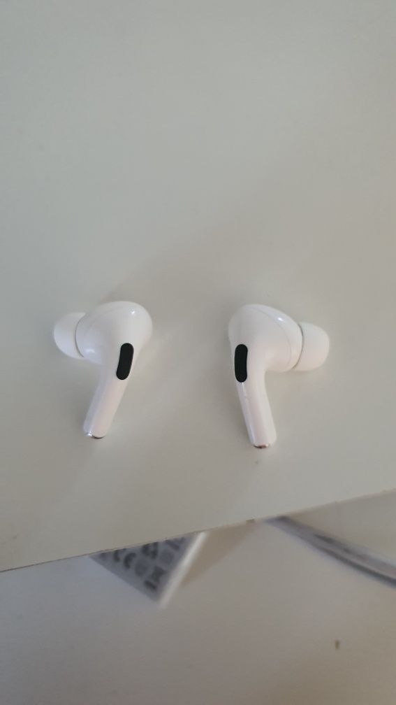 Продам наушники левый ухо  и правый ухо от airpods pro оригинал