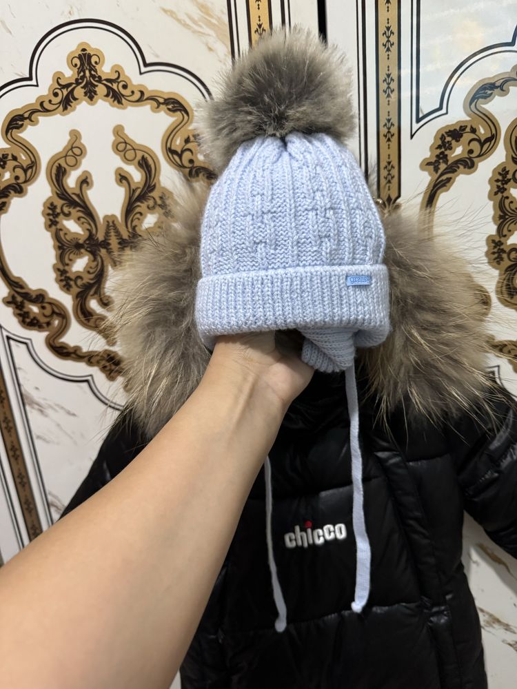 Продам  комбинезон в подарок споги и шапка