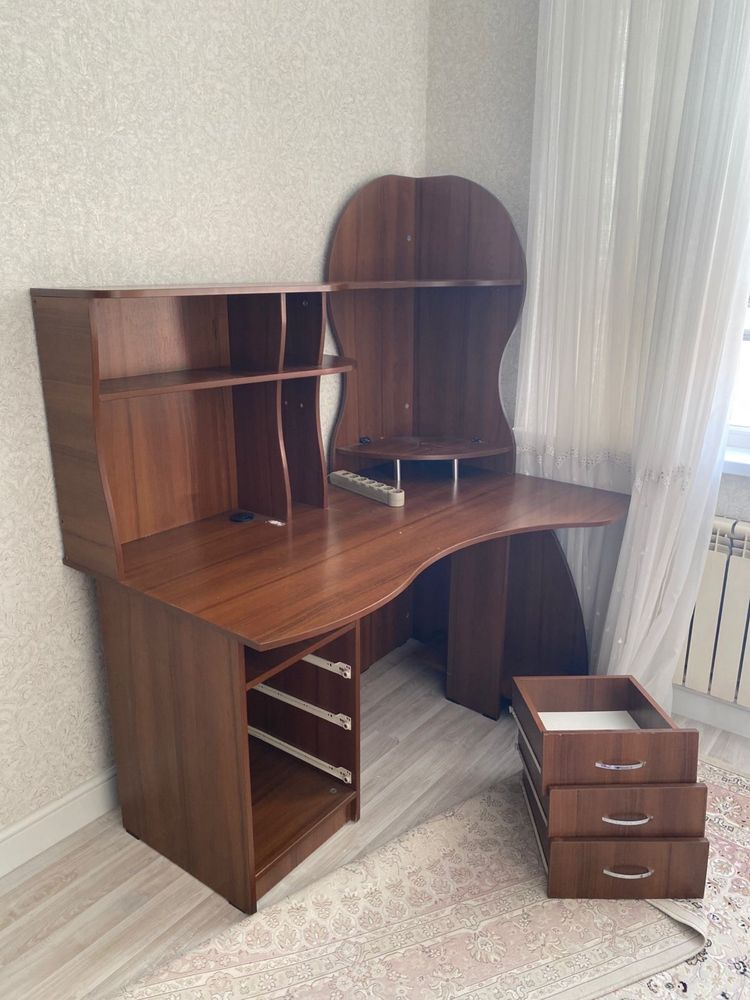 продаётся компьютернЙ стол.
