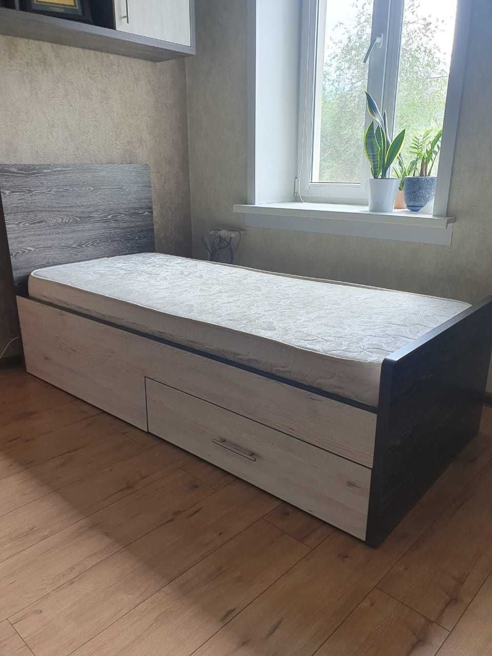 Продам 2 односпальные кровати с матрасом (2.00м×0.90м)