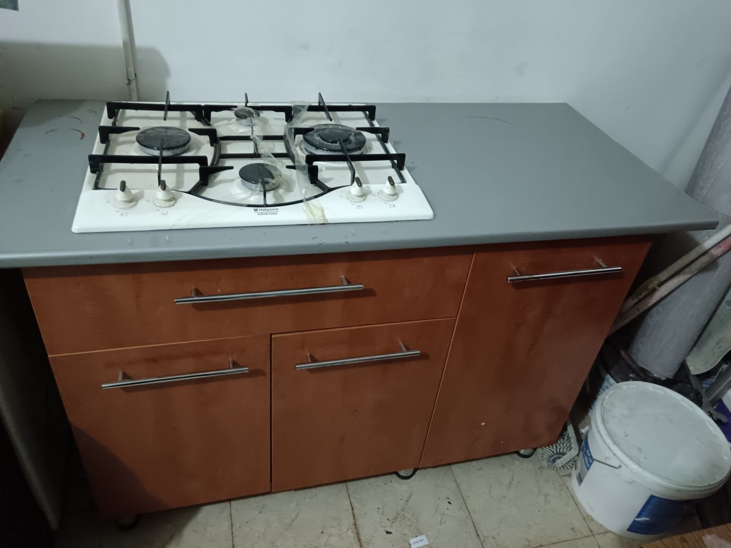 Продам газовую приставку Аристон 4- камфорную с тумбочкоир