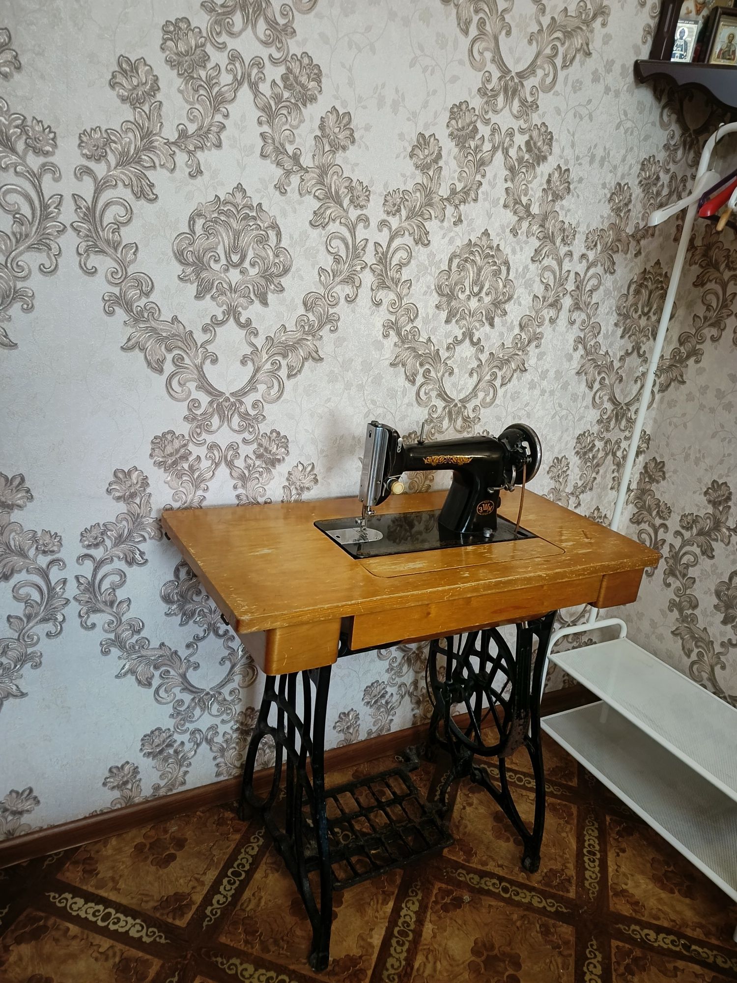 Продаю ножную швейную машинку
