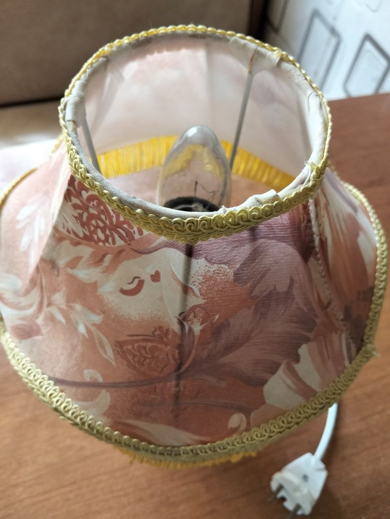 Продам настольную лампу.