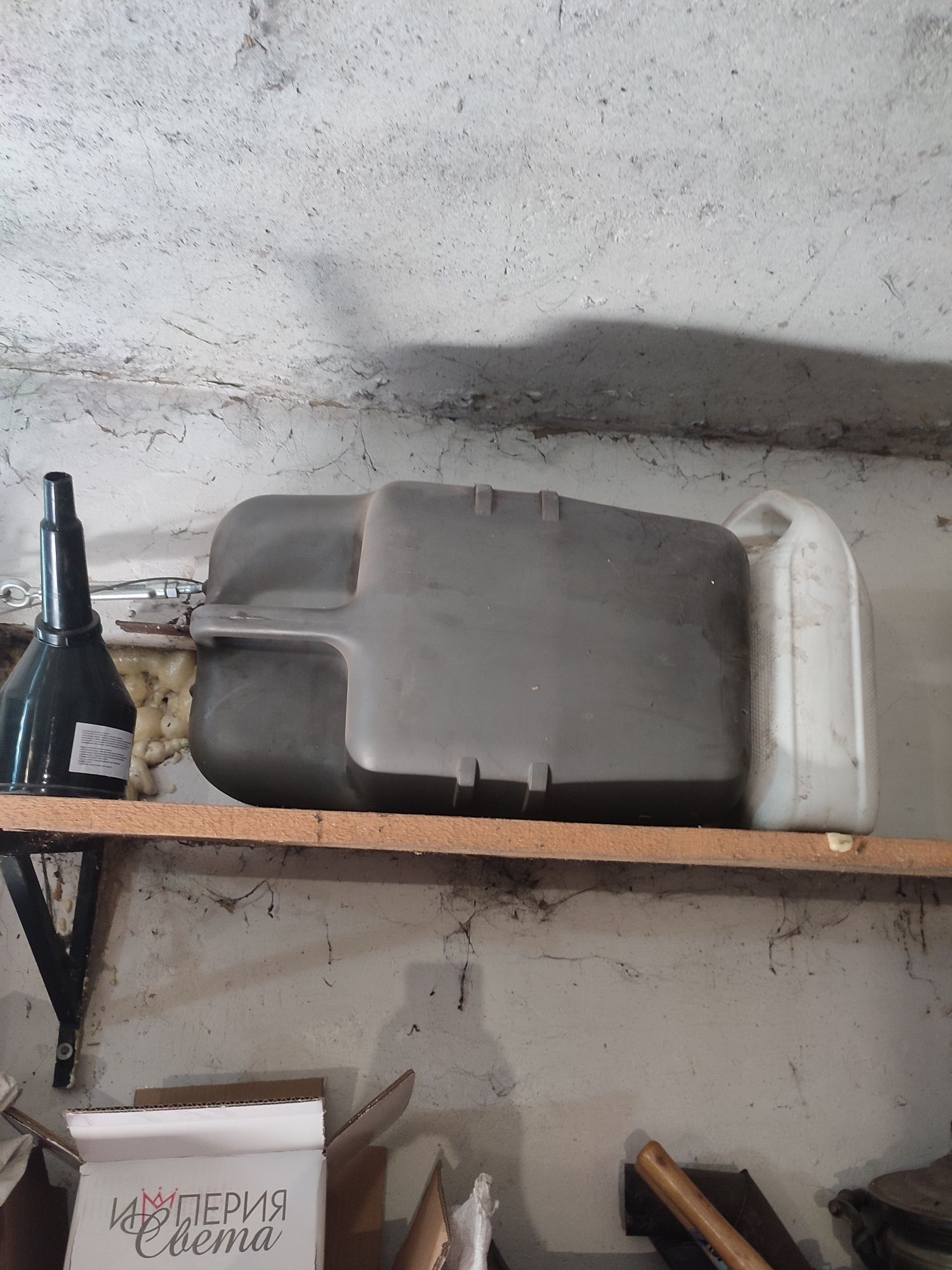 Канистры под вод воду,под бензин