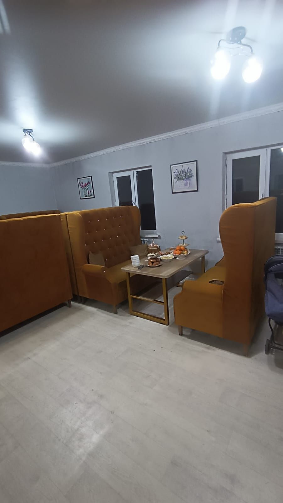 Продам диваны и столы для кафе и фастфуда