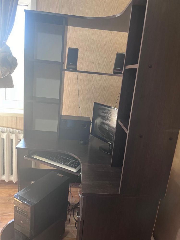 Продам компьютерный стол с компютером