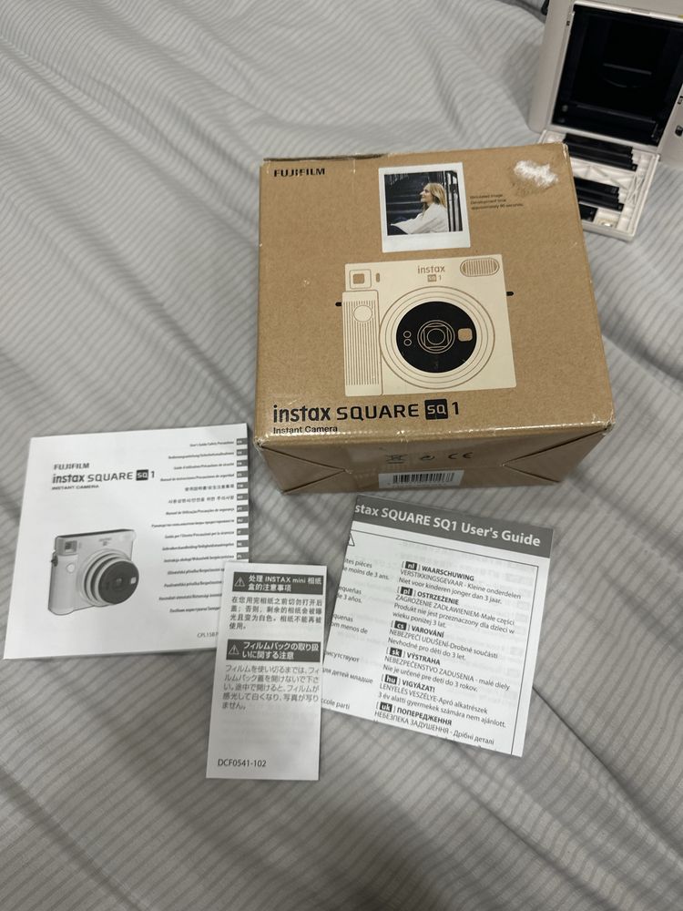 Продам пленочный фотоаппара instax square sq1