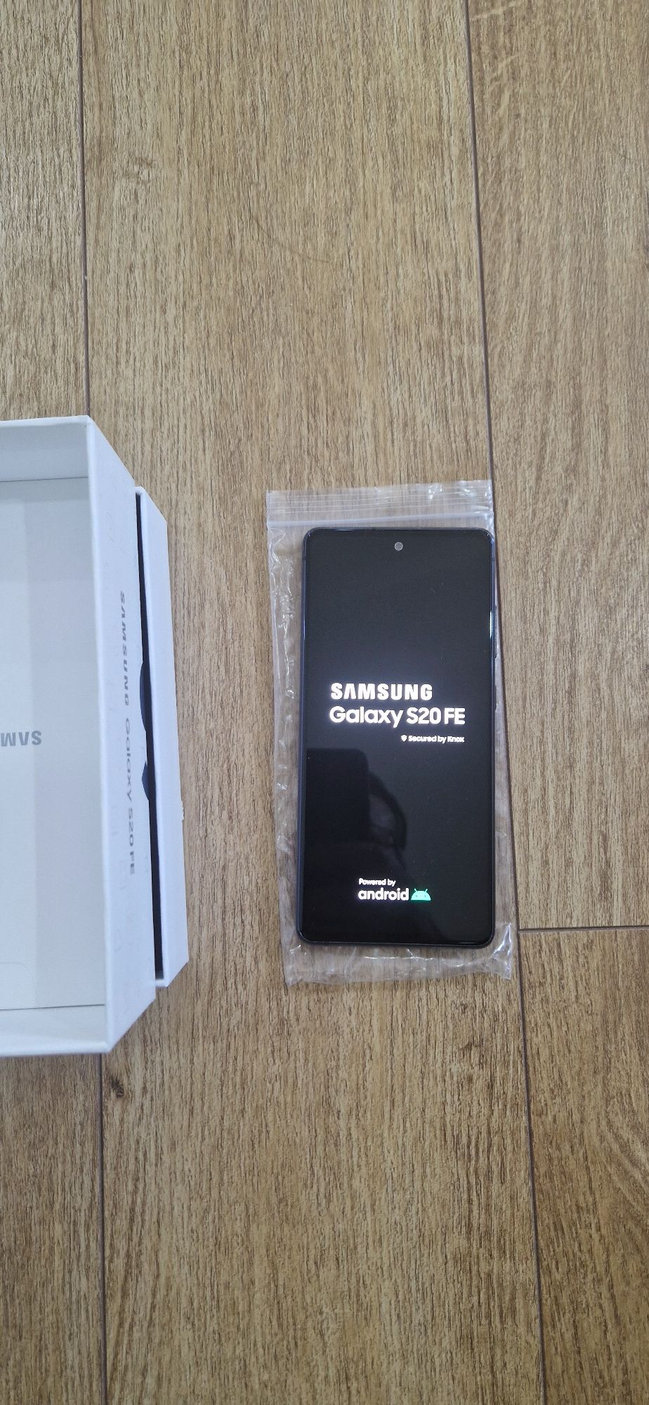 Продам телефлн SAMSUNG S20 FE