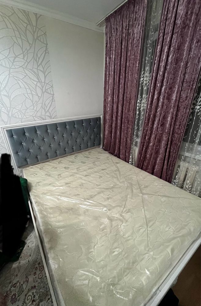 Продам двухспальный кровать с дамским столиком