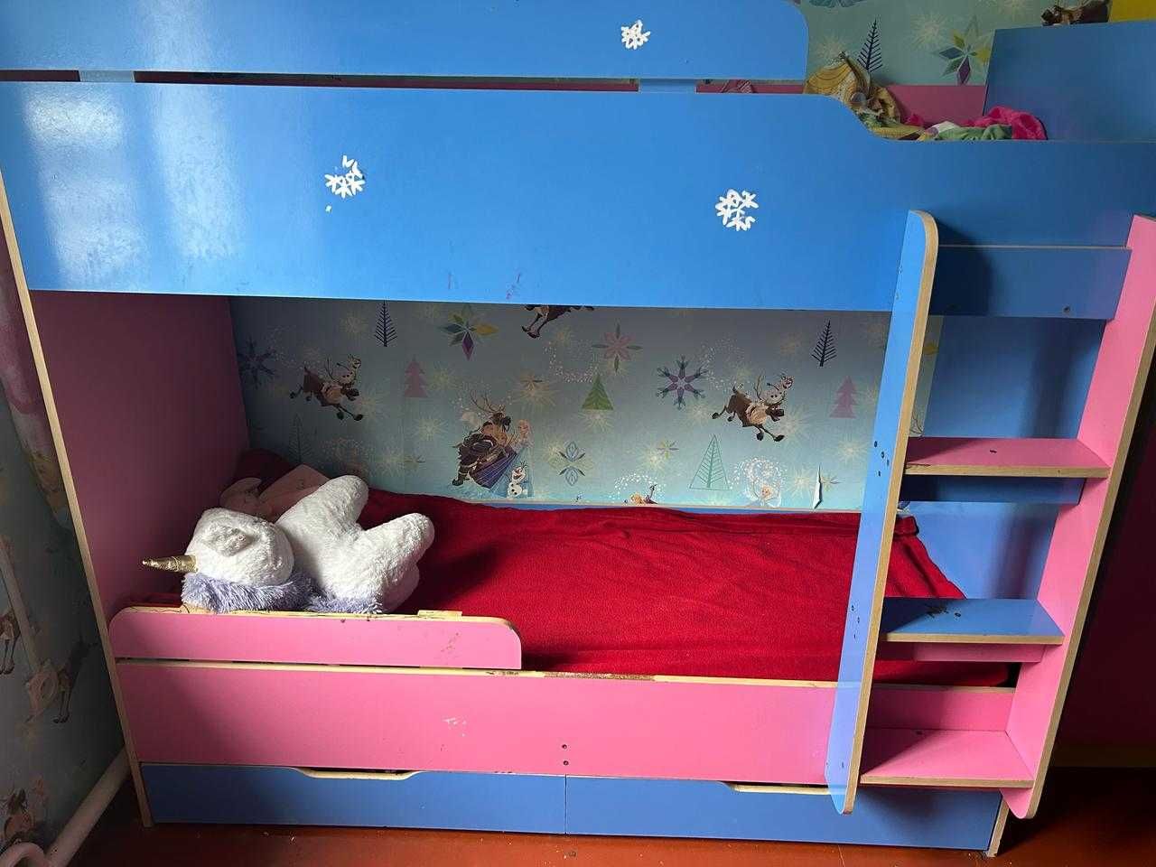 Продам детскую двухъярусную кровать + шкаф и кровать машинку