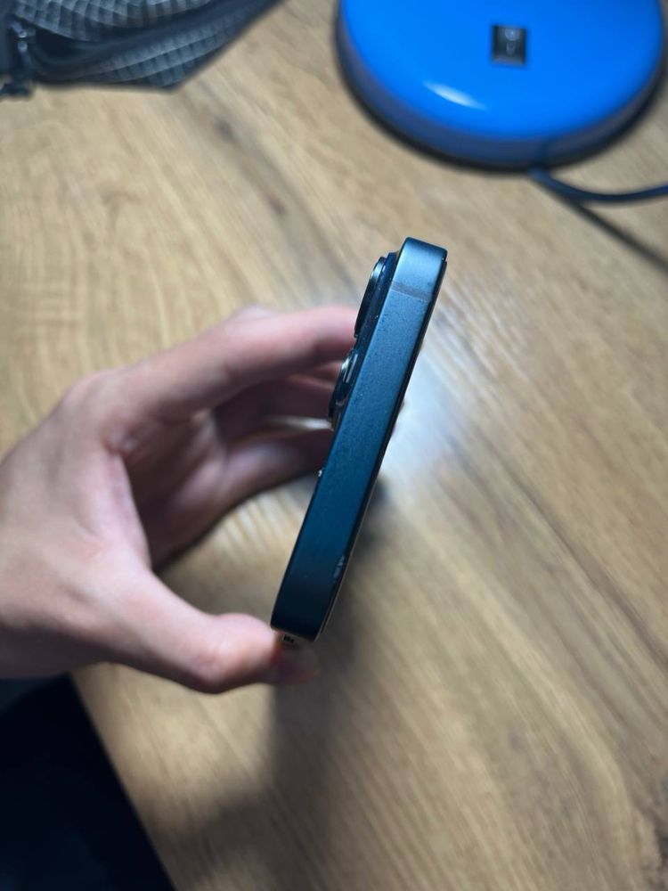 продаю свой Iphone 14, без царапин по корпусу,  + шнур