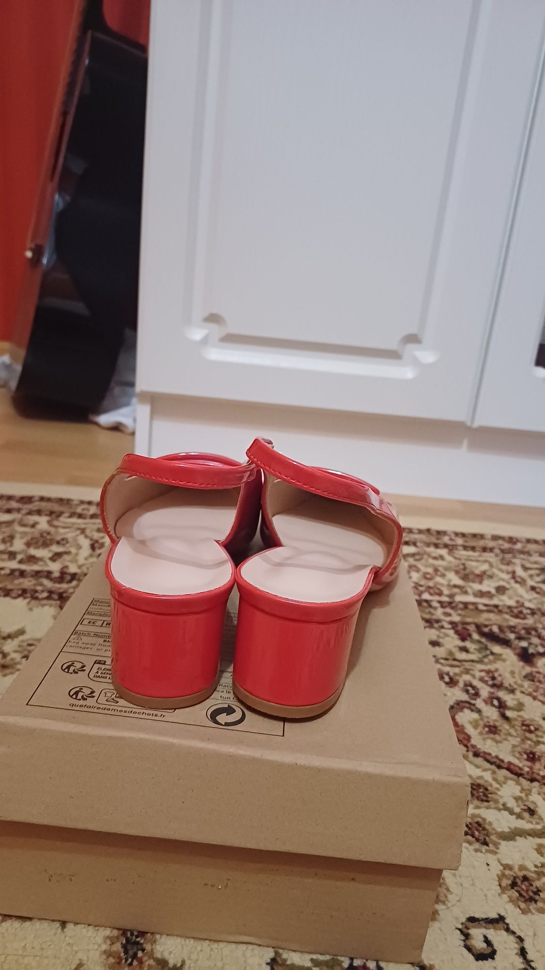 Новые красные лаковые туфли
