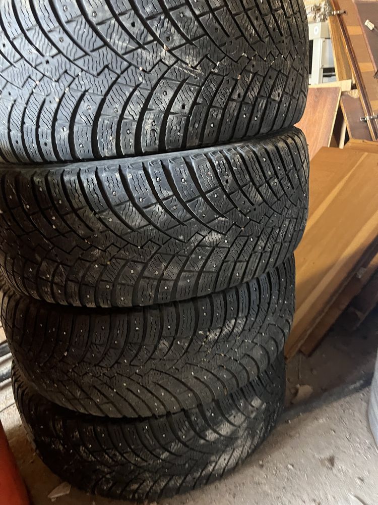 Продам резину зимнию 275/50/21