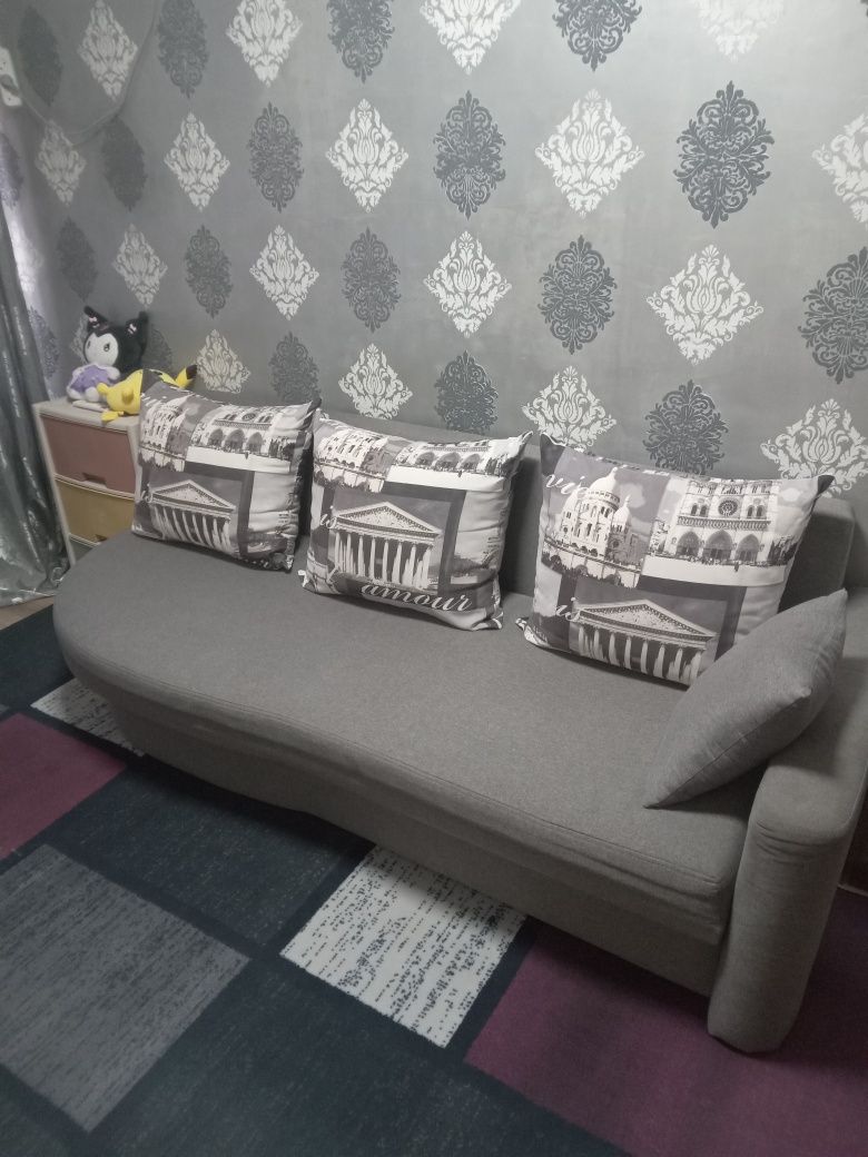 Продам диван книжка в хорошим состоянии.
