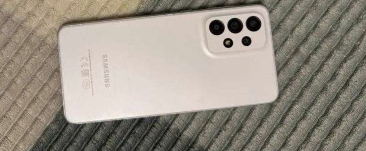 Samsung A33 5G белого цвета