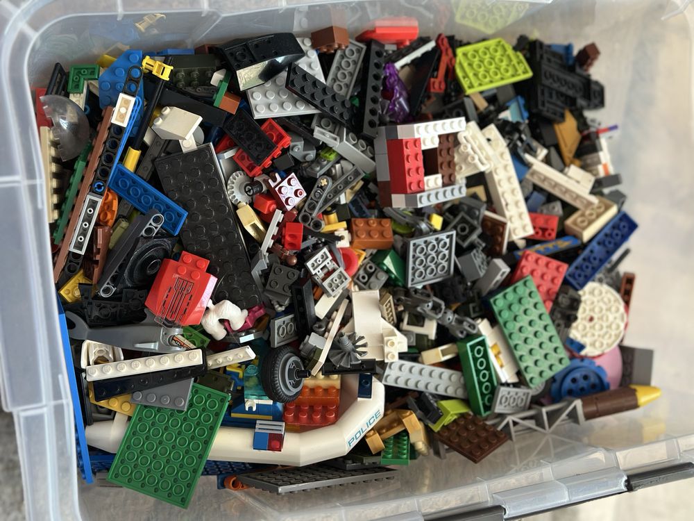 Продам контейнер с Lego