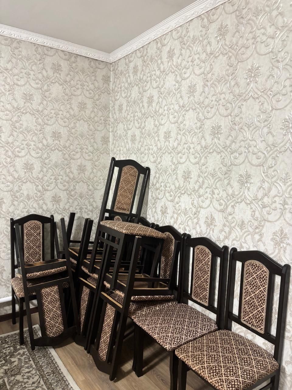 Гостинный стол 15 штук стулья
