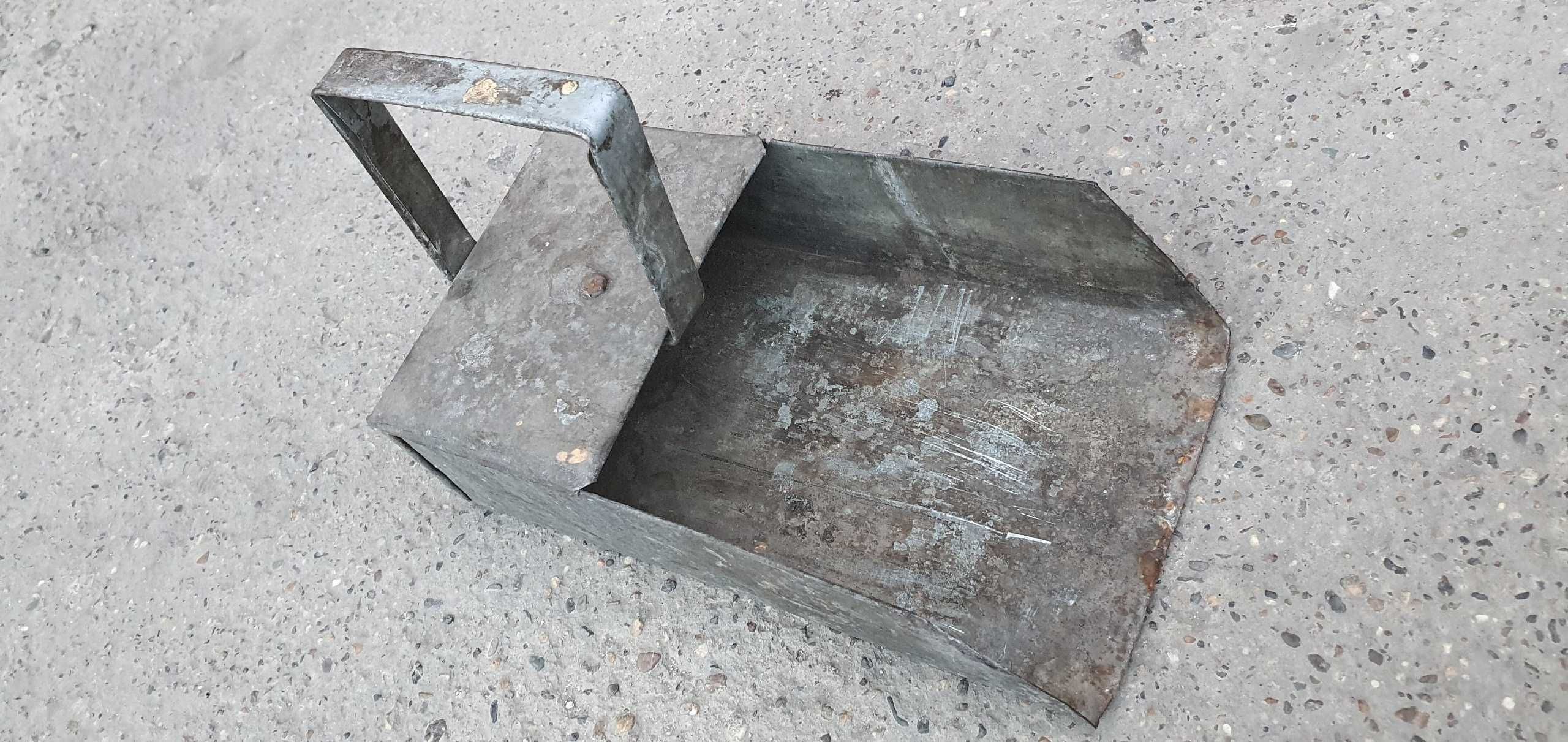 Совок для уборки в цехе